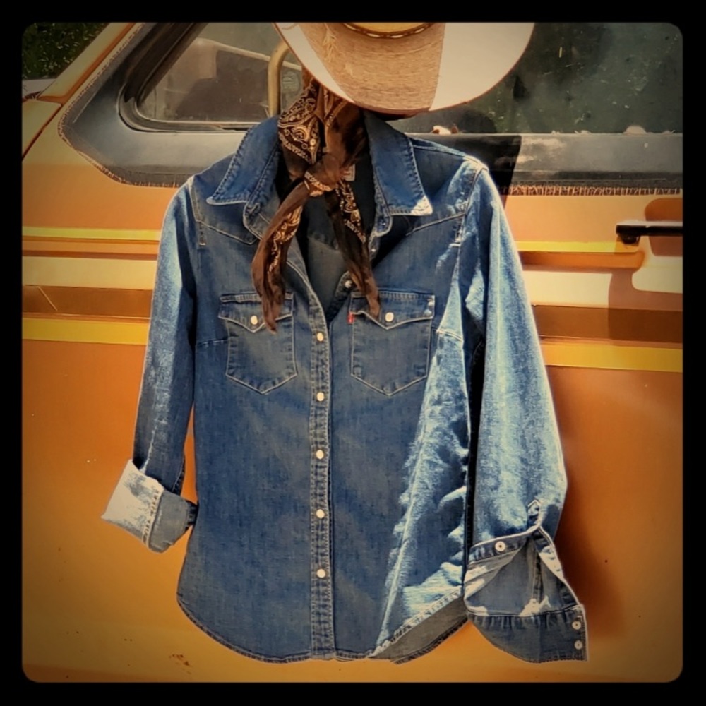 Levi’s Vintage Blue Denim Button-Up Pearl Snap Shirt Large EUC